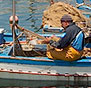 opSicilie - Een visser in de haven van Castellammare del Golfo