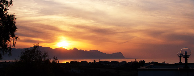 een zonsondergang gefotografeerd vanaf het dakterras van Casita DeLuca in Balestrate, op Sicilie